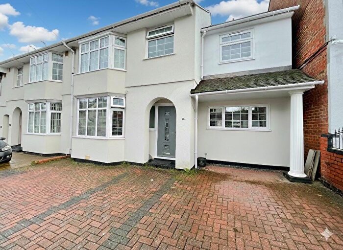 5 Bedroom Semi-Detached House For Sale In St. Mildreds Avenue, Luton, Bedfordshire, LU3