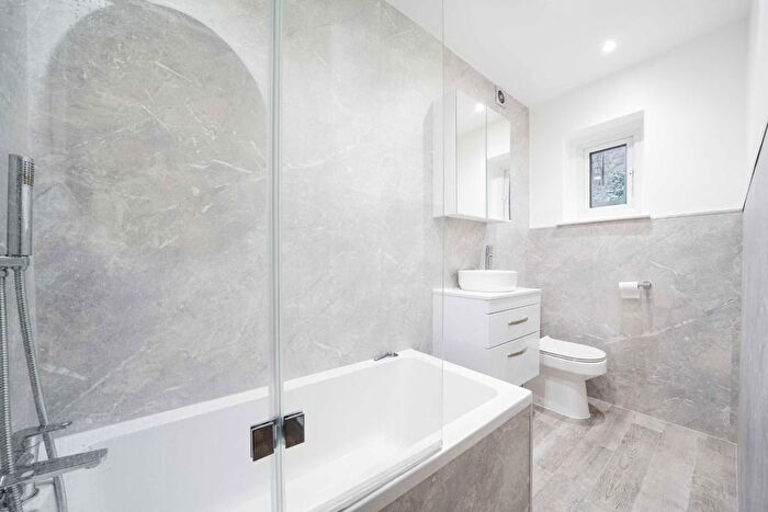 2 Bedroom Flat For Sale In Kilburn Lane, London, W10