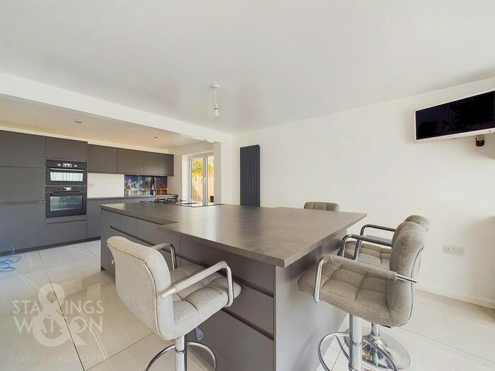 4 Bedroom Chalet For Sale In Redmere Close, Frettenham, Norwich, NR12