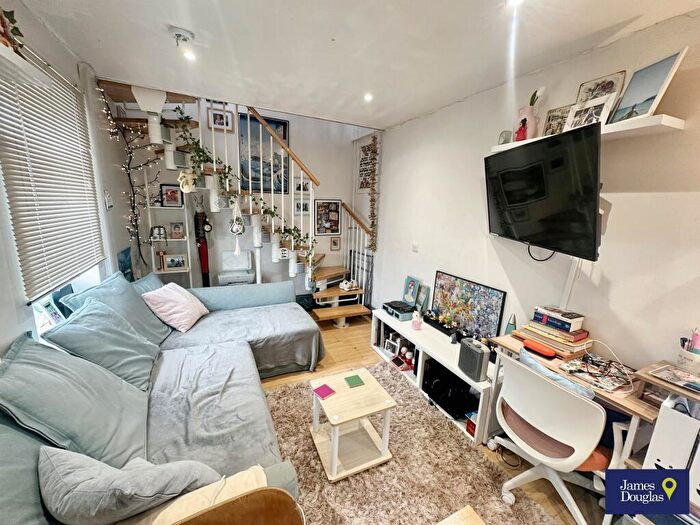 1 Bedroom Maisonette For Sale In Cottrell Road, Roath, Cardiff, CF24