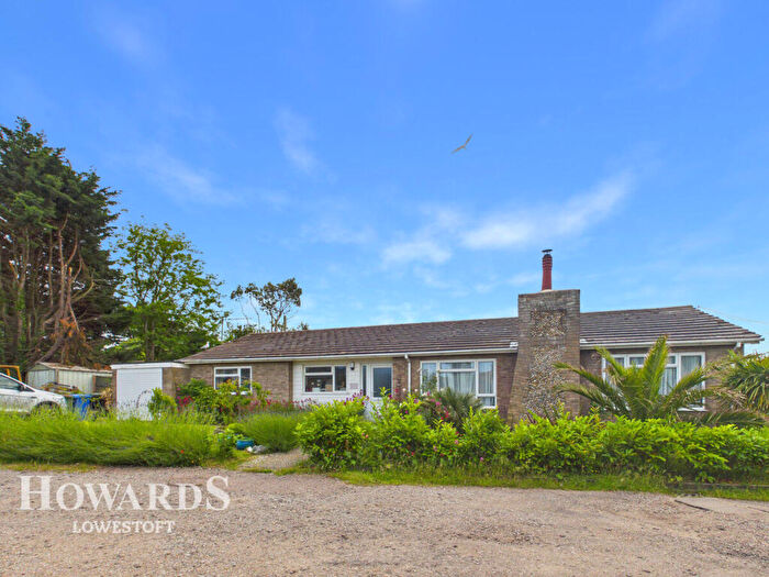 4 Bedroom Detached Bungalow For Sale In Alandale Drive, Lowestoft, NR33
