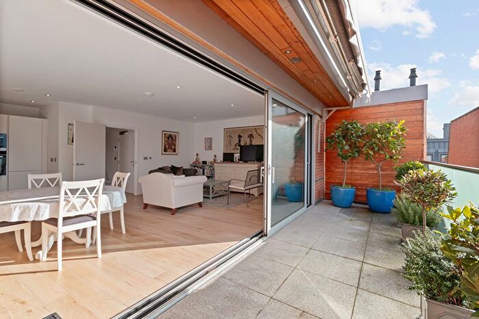 2 Bedroom Flat For Sale In The Lanchesters, Fulham Palace Road, Crabtree Estate, Hammersmith, W6