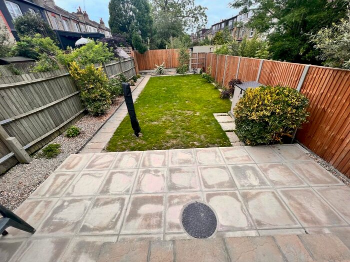 2 Bedroom Flat To Rent In Warwick Road, London, N11