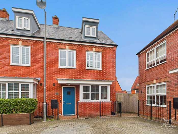 4 Bedroom Semi-Detached House For Sale In Turnside Street, Buckingham, MK18
