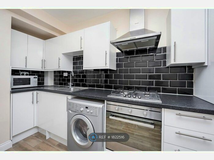 2 Bedroom Flat To Rent In Cable Street, London, E1