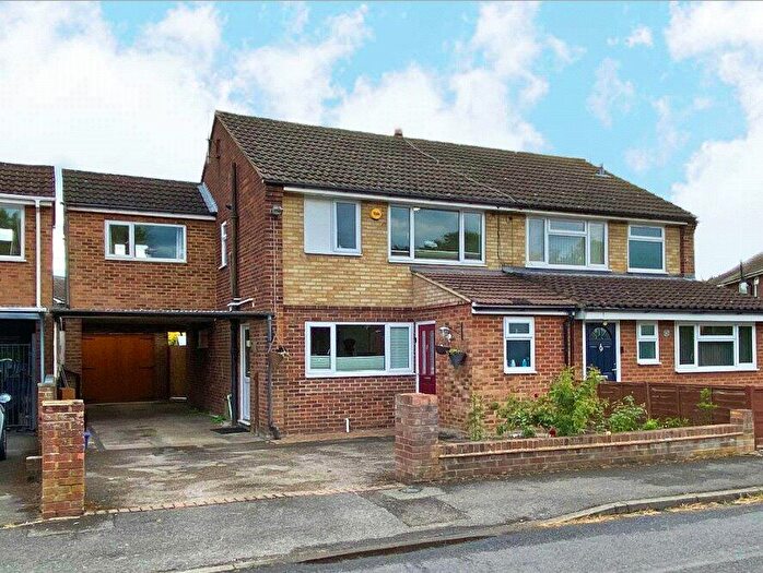 4 Bedroom Semi-Detached House For Sale In Beta Road, Farnborough, GU14