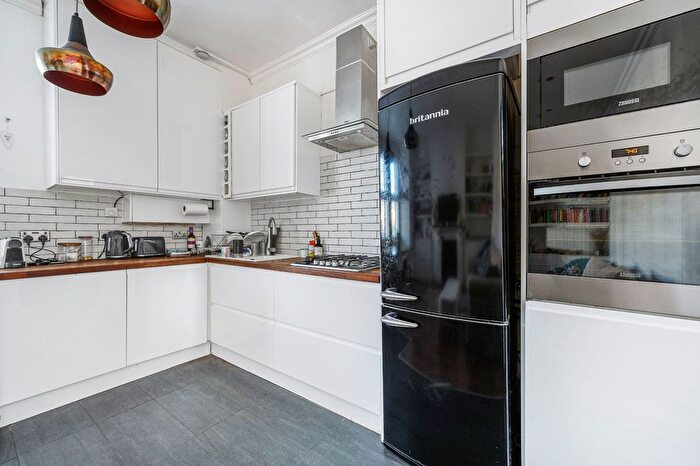 2 Bedroom Flat For Sale In Nemoure Road, London, W3