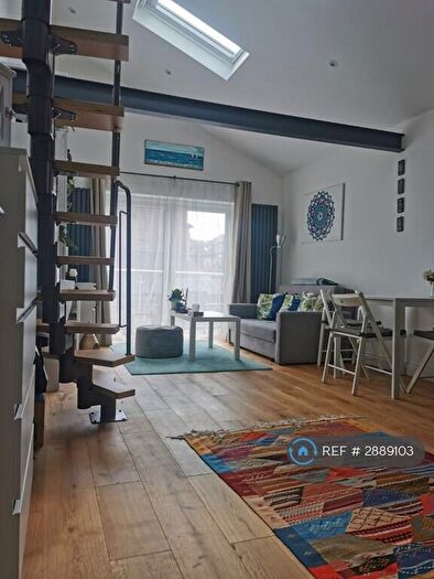 Studio To Rent In Bounds Green Road, London, N22