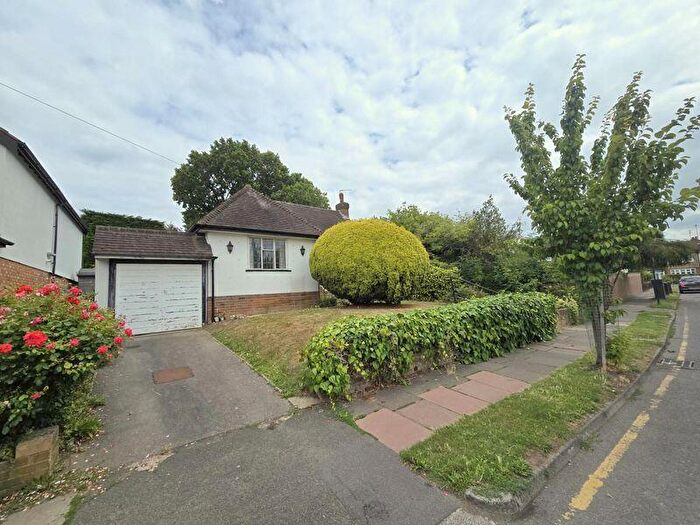 3 Bedroom Bungalow For Sale In Colburn Avenue, Hatch End, HA5