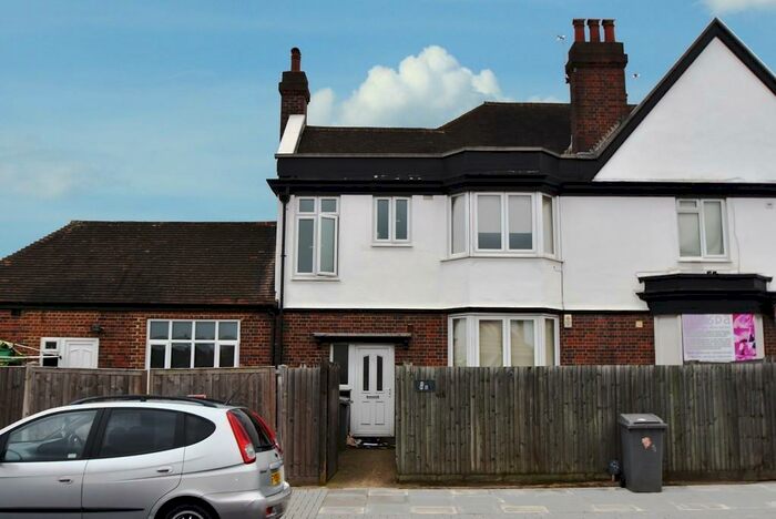 1 Bedroom Ground Flat To Rent In Kenton Road, Harrow, HA3