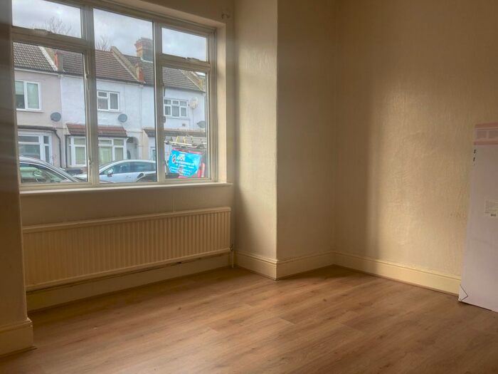 2 Bedroom Flat To Rent In Donald Road, Croydon, CR0