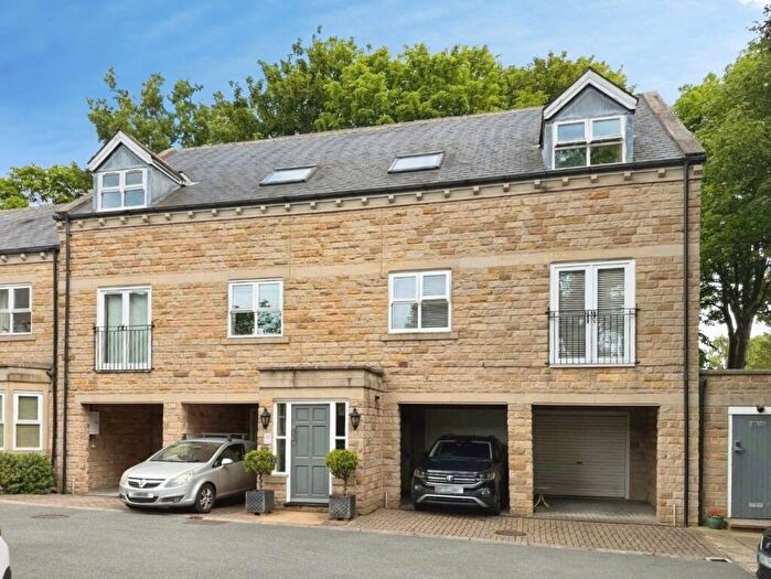2 Bedroom House To Rent In Salters Garden, Pudsey, LS28