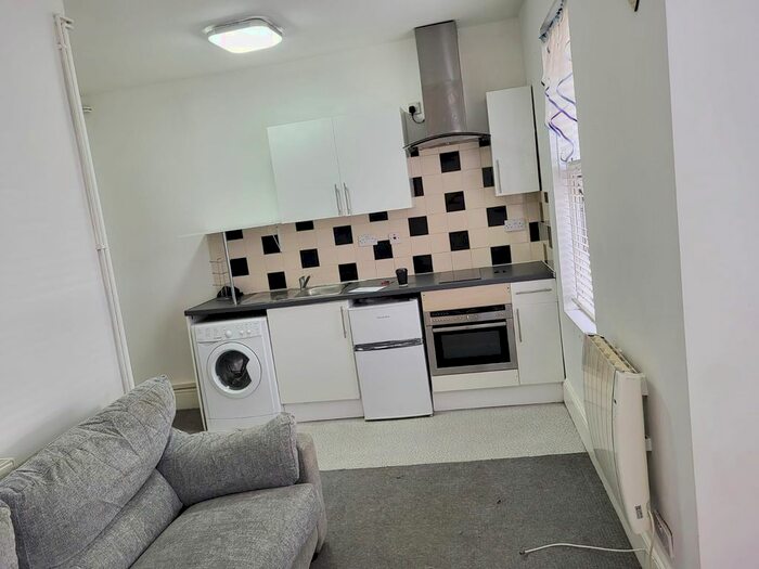 Studio To Rent In De Vere Gardens, Ilford, IG1