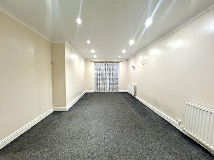 3 Bedroom Semi Detached House To Rent In Commonwealth Avenue, Hayes, Greater London, UB3