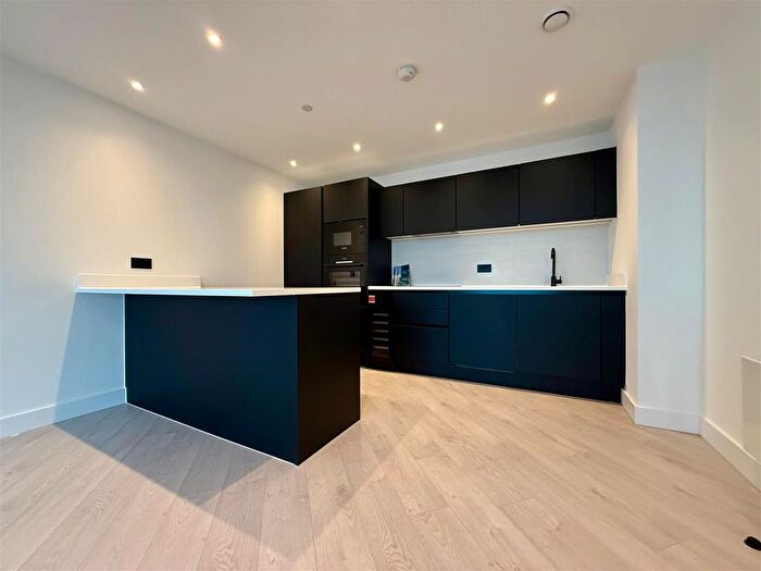 2 Bedroom Flat To Rent In Trinity Way, Manchester, M3