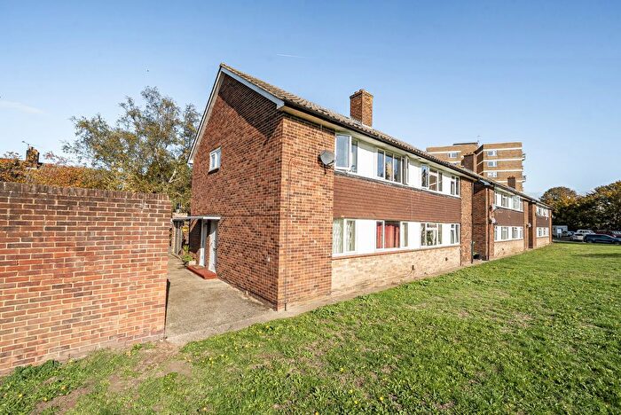 1 Bedroom Maisonette For Sale In Vicarage Fields, Walton-On-Thames, KT12