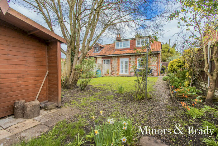 3 Bedroom Semi-Detached House For Sale In The Street, Billingford, NR20