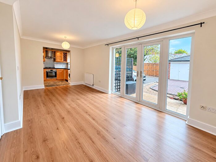 2 Bedroom Flat To Rent In East Street, Epsom, KT17