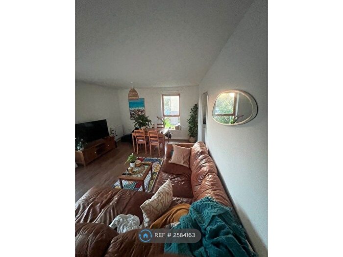 2 Bedroom Flat To Rent In Centurion Way, Glasgow, G3