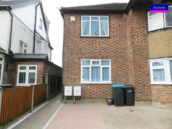 2 Bedroom Ground Maisonette To Rent In Chalkwell Park Avenue, London, EN1