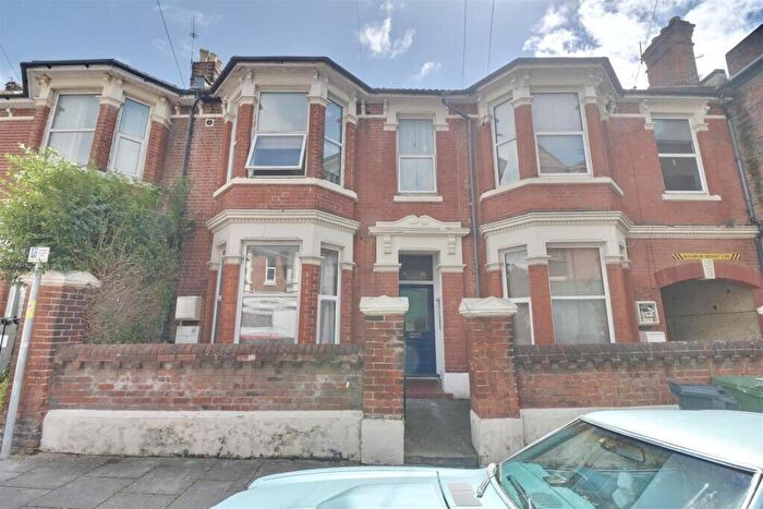 1 Bedroom Apartment For Sale In Albert Grove, Southsea, Hampshire, PO5