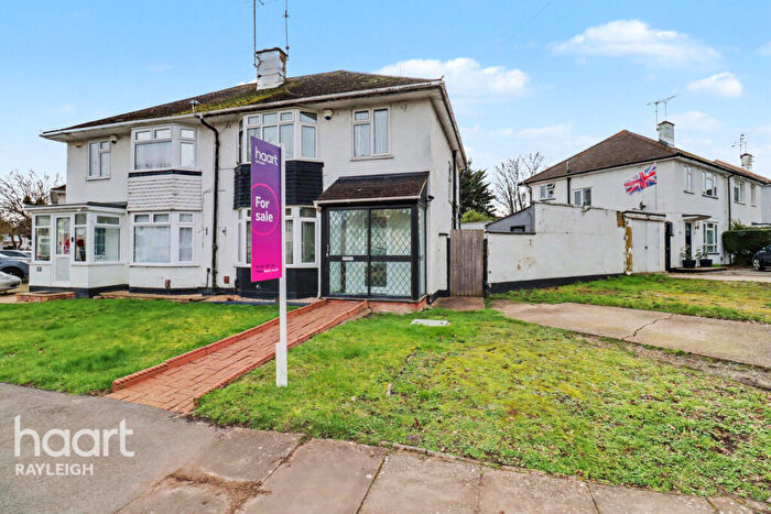 3 Bedroom Semi Detached House For Sale In Broomfield Avenue, Leigh-on-sea, SS9