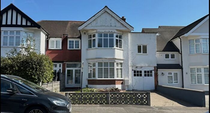 5 Bedroom Semi-Detached House To Rent In High View Road, London, E18