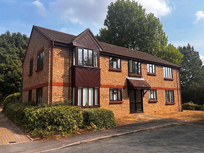 2 Bedroom Apartment For Sale In Duncan Close, Welwyn Garden City, AL7