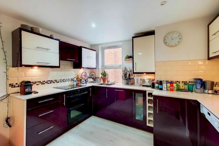 3 Bedroom Flat To Rent In Peckham High Street, Peckham, London, SE15