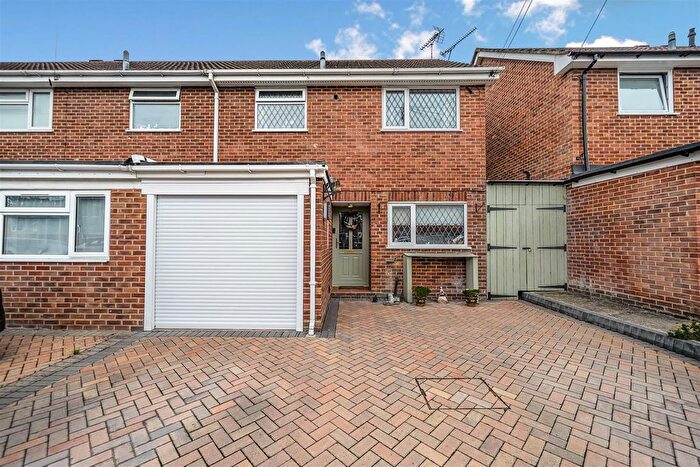 3 Bedroom End Of Terrace House For Sale In Fox Drive, Yateley, Hampshire, GU46