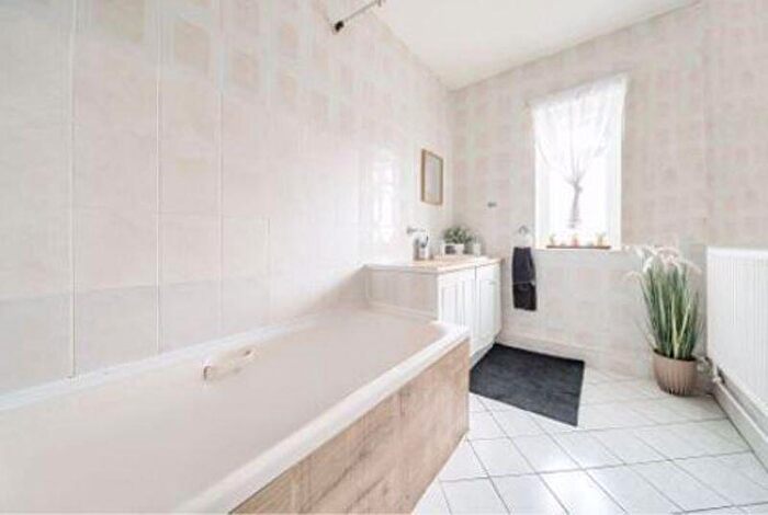 1 Bedroom Apartment For Sale In Cambridge Road, Kingston Upon Thames, KT1