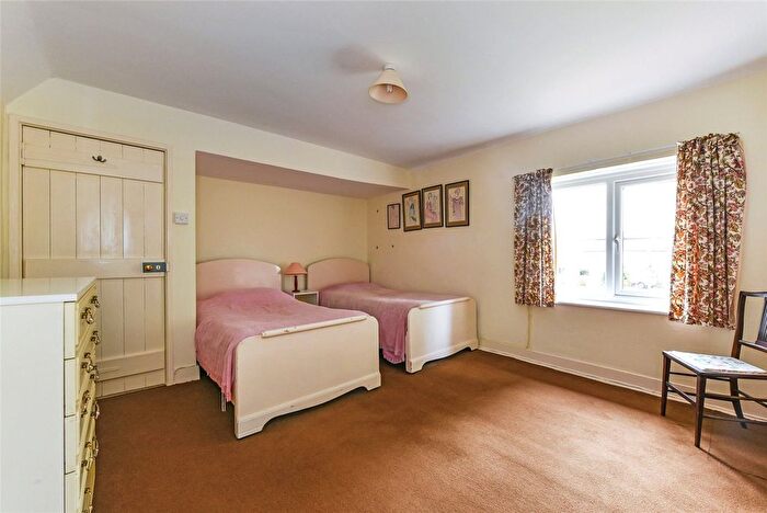 3 Bedroom Cottage For Sale In Chestnut Walk, Tangmere, Chichester, PO20