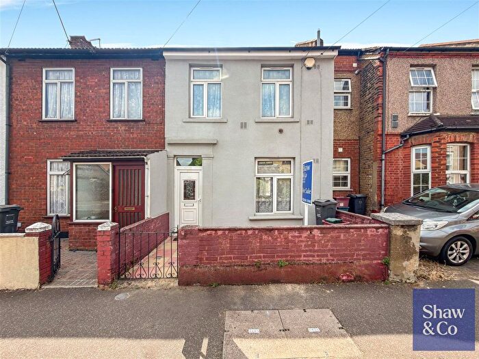 3 Bedroom End Of Terrace House For Sale In Heath Road, Hounslow, TW3