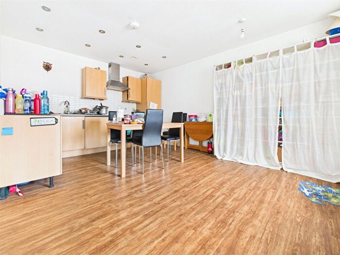 2 Bedroom Flat To Rent In Staines Road, Hounslow, TW3