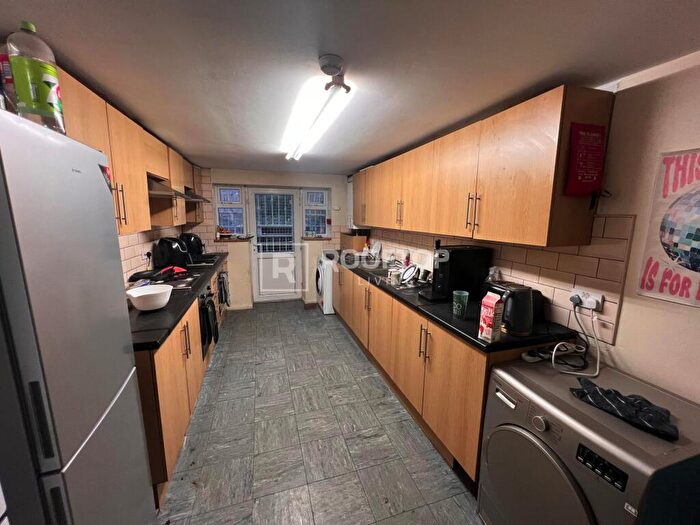 8 Bedroom House To Rent In Ash Grove, Leeds, LS6