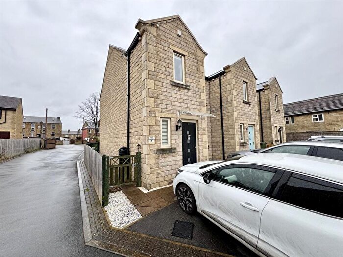 3 Bedroom Town House For Sale In Holly Tree Court, Dalton, Huddersfield, HD5