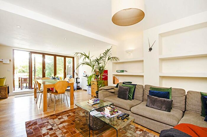 3 Bedroom Flat To Rent In Hillmarton Road, Hillmarton Conservation Area, London, N7