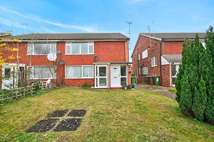 2 Bedroom Maisonette For Sale In Ingram Avenue, Aylesbury, HP21