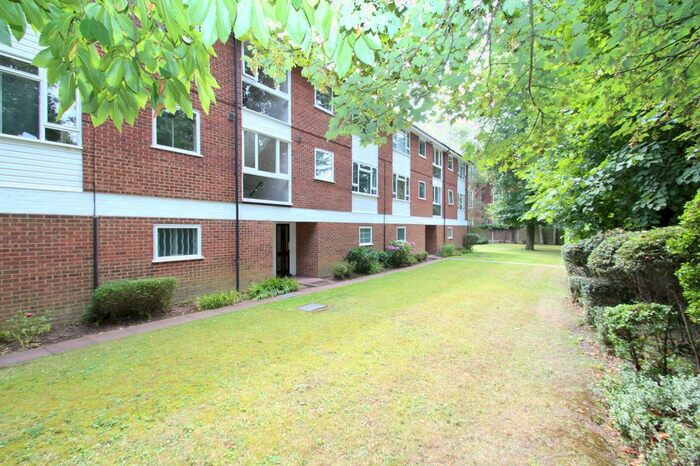 2 Bedroom Flat To Rent In Faro Close, Bickley, Kent, BR1