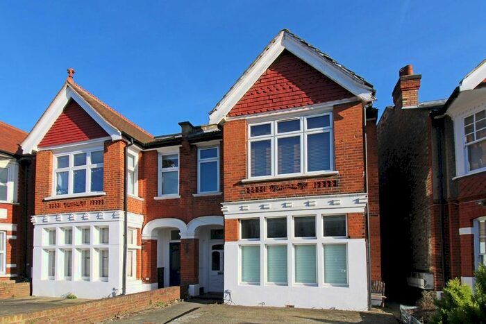 2 Bedroom Flat To Rent In Chatsworth Gardens, London, W3