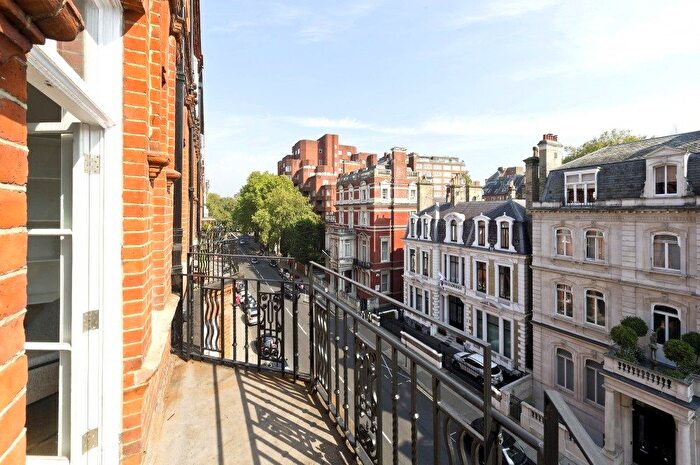 3 Bedroom Flat To Rent In Palace Gate, South Kensington, W8