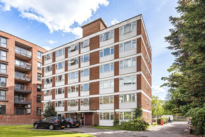 2 Bedroom Apartment To Rent In Nether Street, Finchley, N3