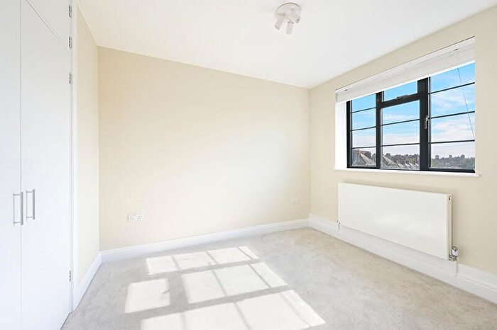 2 Bedroom Flat To Rent In Wilbraham House, Wandsworth Road, London, SW8