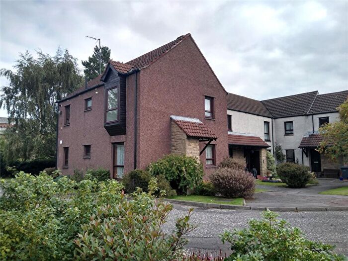 2 Bedroom Flat To Rent In The Paddockholm, Edinburgh, EH12