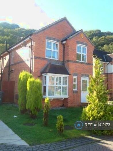 3 Bedroom Detached House To Rent In Pickard Bank, Leeds, LS6