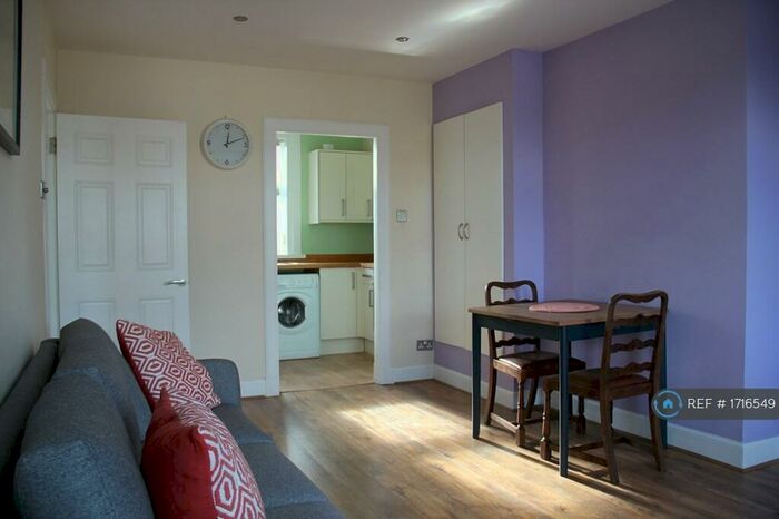 2 Bedroom Flat To Rent In Stenhouse Crescent, Edinburgh, EH11