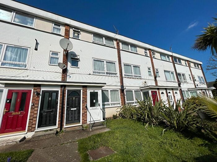 1 Bedroom Ground Maisonette To Rent In Robinia Close, Ilford, London, IG6
