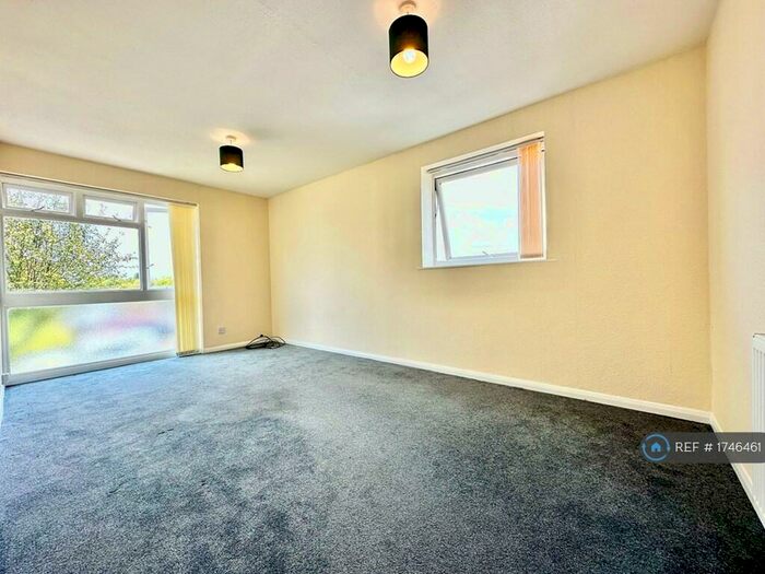 1 Bedroom Flat To Rent In St. Peters Close, Ilford, IG2