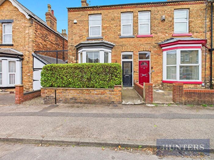 3 Bedroom Semi-detached House For Sale In Oak Road, Scarborough, YO12
