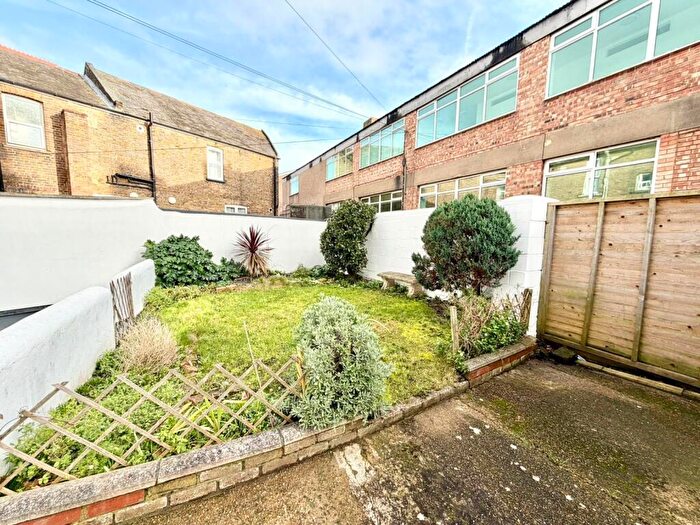 3 Bedroom Flat To Rent In Queen Street, Ramsgate, Kent, CT11